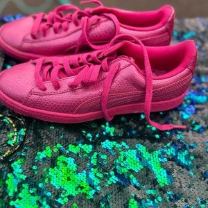 Good condition fuschia low top Pumas